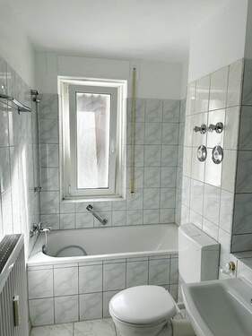 Bad mit Wanne + Fenster - 3 Zimmer Etagenwohnung in Singen (Hohentwiel)