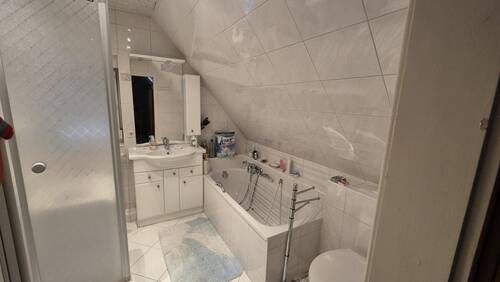 DG-Bad mit Dusche und Wanne - 