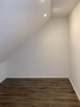 Begehb. Kleiderschrank/ Office - 