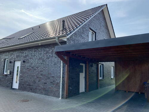 Einfahrt mit Carport - 5 Zimmer Doppelhaushälfte in Lüneburg