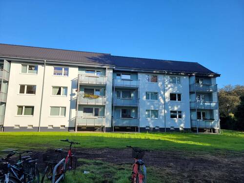 Hausansicht - Gepflegte, helle 3-Zimmer-Wohnung im Hochparterre