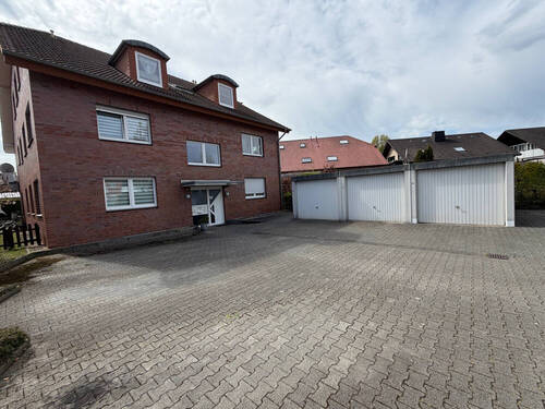 Hausansicht W-N Teil Garagen - 2 Zimmer Mehrfamilienhaus, Wohnhaus in Paderborn / Elsen