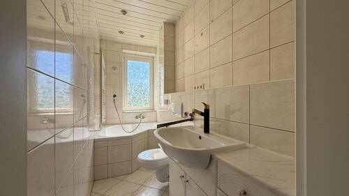 Badezimmer - Etagenwohnung mit 54,00 m&sup2; in Naumburg zum Kaufen