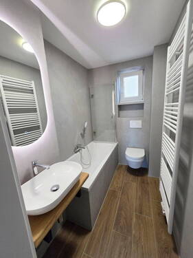 Bild 1 - PROVISIONSFREI Attraktive, komplett renovierte 2-Zimmer-Wohnung mit Balkon zentrale Lage in Fürth