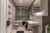 Bild 1 - Frei und neu modernisiert: energieeffizienter Wohntraum mit EBK u. Wellness-Bad