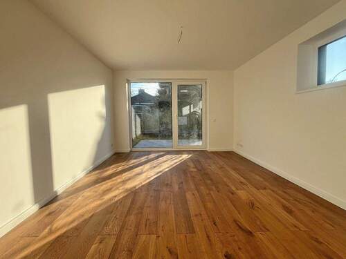 Wohnzimmer mit Zugang zur Terrasse - 4 Zimmer Mehrfamilienhaus, Wohnhaus in Hamburg