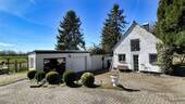 Doppelgarage und ehemaliger Stall - 