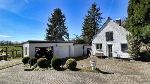 Doppelgarage und ehemaliger Stall - 