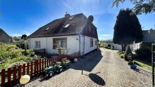 Vorderansicht mit Auffahrt - 