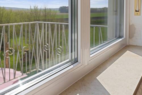Schallschutzfenster mit 3-Scheiben-Isolierverglasung auf der Südseite - 
