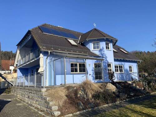 Hausansicht - Exklusive Wohnung mit Garten, Kamin und Wellnessbad