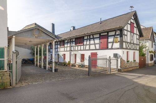 Blick in den Hof - 4 Zimmer Einfamilienhaus in Neuwied-Heddesdorf