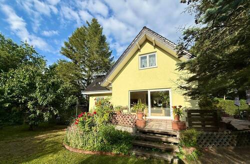 Hausansicht Terrasse - Modernes Einfamilienhaus mit großem Garten zum Sofortbezug