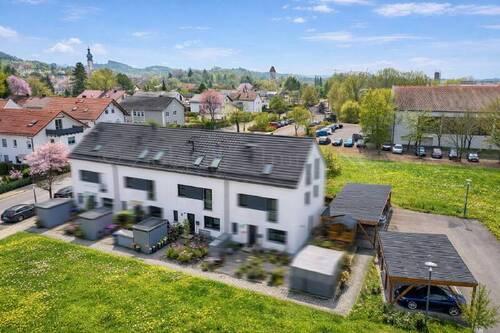 01_Hausansicht_(KI) - Ein Paradies für Kinder, ein Traum für Erwachsene - Neuwertiges & Energieeffzientes Reihenmittelhaus!