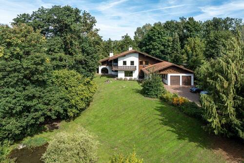 Bild_auf_das_Anwesen - Aigner - Herrschaftliches Wohnen im Grünen - Landhaus mit parkähnlichem Anwesen