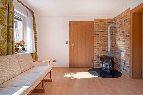 Wohnzimmer mit Kamin - 5 Zimmer Mehrfamilienhaus, Wohnhaus zum Kaufen in Reutlingen-Ohmenhausen