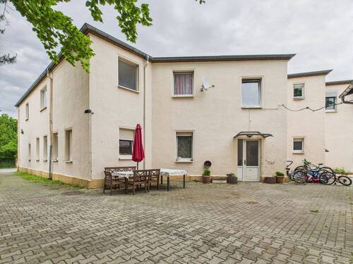 Hofansicht mit Hauseingang - 4 Wohnungen, Garagen und Lager - 480.000,00&nbsp;EUR Kaufpreis, ca.&nbsp; 387,00&nbsp;m&sup2;&nbsp;Wohnfl&auml;che