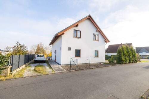 Blick in die Einfahrt - 6 Zimmer Einfamilienhaus zum Kaufen in Güllesheim