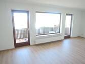 Wohn-/Esszimmer mit zwei Zugängen auf den Balkon - 