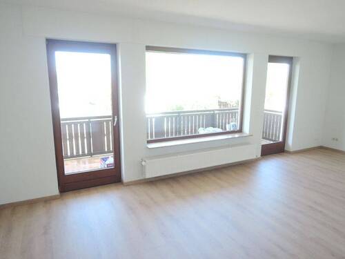 Wohn-/Esszimmer mit zwei Zugängen auf den Balkon - 