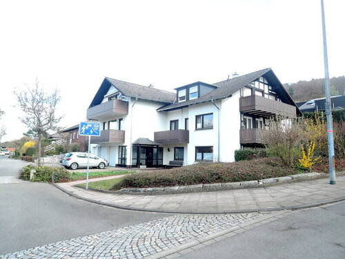 Hausansicht - Modernisierte und helle Etagenwohnung mit Balkon und Garage in bester und ruhiger Wohnlage am oberen Wieter