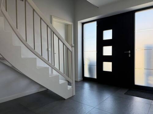 Hauseingangsbereich - Diele - mit Treppe zum Dachgeschoss - 