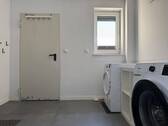 Hauswirtschaftsraum mit Durchgang zum Hobby- / Partyraum und zur Garage - 