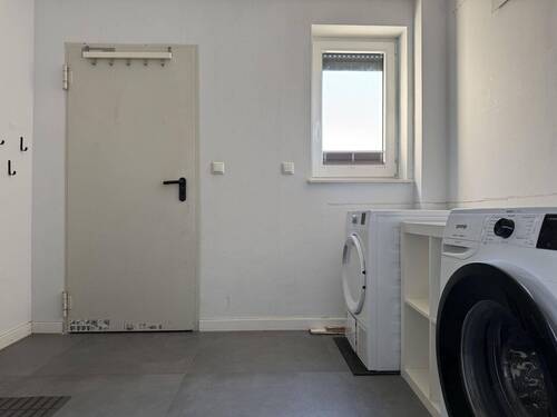 Hauswirtschaftsraum mit Durchgang zum Hobby- / Partyraum und zur Garage - 
