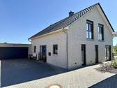 Hausansicht mit Zufahrt zur Doppelgarage - 5 Zimmer Einfamilienhaus zum Kaufen in Buchholz