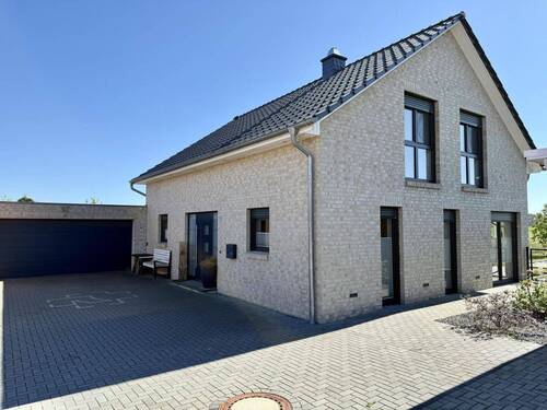 Hausansicht mit Zufahrt zur Doppelgarage - 5 Zimmer Einfamilienhaus zum Kaufen in Buchholz