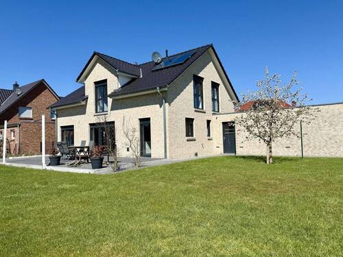 Seitliche Hausansicht mit Hobby- / Partyraum und Doppelgarage - 5 Zimmer Einfamilienhaus in Buchholz
