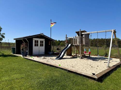 Gartenhaus mit Kinderspielplatz - 