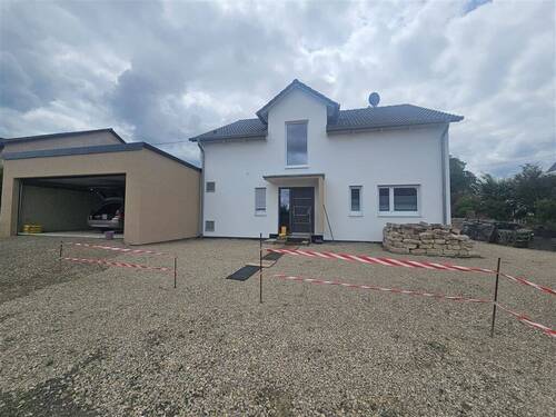 Front - Eingang mit Garage & Ausbau Vorgarten - Einfamilienhaus mit 190,00 m&sup2; in Ralingen an der Sauer zum Kaufen