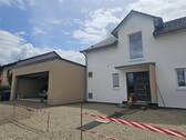 Front - Eingang mit Garage & Ausbau Vorgarten - 