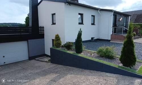Hausansicht. - Lassen Sie die Seele baumeln…. In Ihrem Eigenheim mit herrlichem Garten.