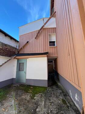 Hausansicht mit Anbau Schuppen - Doppelhaushälfte mit 130,00 m&sup2; in Bad Sobernheim zum Kaufen