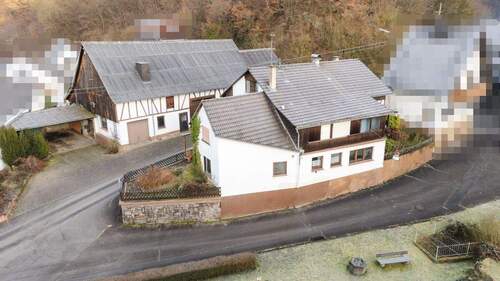 Wohnhaus mit Anbau - Fachwerkhaus mit Anbau und großer Scheune. Sanierung mit Substanz in Roßbach-Wied!