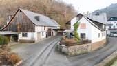 Blick auf Wohnhaus und Scheune - 5 Zimmer Einfamilienhaus zum Kaufen in Roßbach/Wied