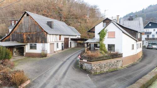Blick auf Wohnhaus und Scheune - 5 Zimmer Einfamilienhaus zum Kaufen in Roßbach/Wied