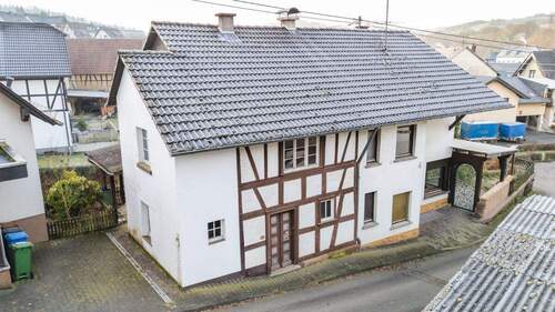 Blick auf das Fachwerkhaus mit Anbau - 
