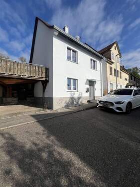 Ansicht vorne - Kompakt. Stilvoll. Besonders - kernsaniertes Schmuckstück mit romantischen Garten