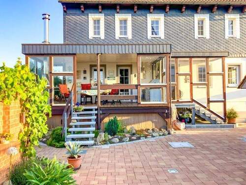 Wintergarten und Hauseingang - 