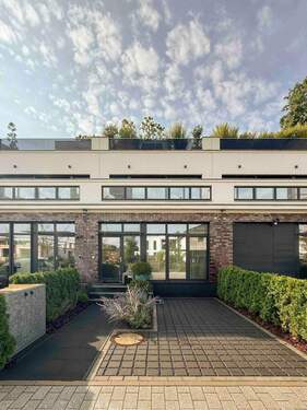 Straßenansicht - Design-Townhouse in exklusivem Villenpark - Idyllisch Wohnen mit viel Platz, Terrasse und Garten