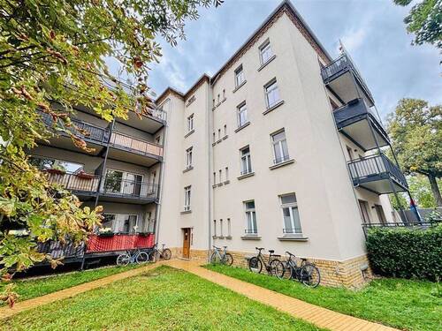 Hausansicht - TOP! Bezugsfreie 3 Zi.-Whg. mit 2 Bädern, Parkett und großem Balkon