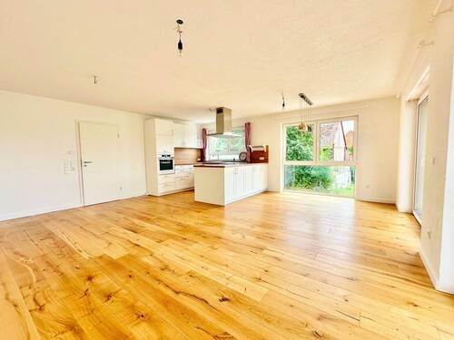 Großzügiges Wohn- und Esszimmer mit Küche und Balkon OG - 