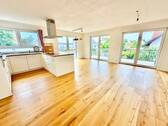 Großzügiges Wohn- und Esszimmer mit Küche und Balkon OG - 