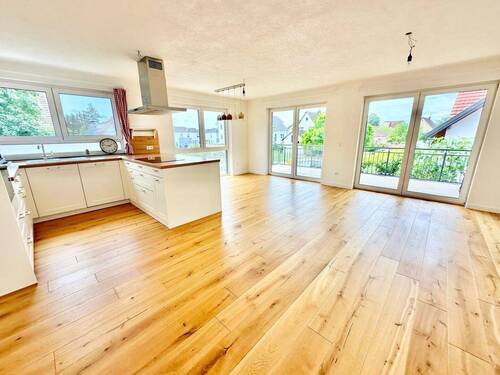 Großzügiges Wohn- und Esszimmer mit Küche und Balkon OG - 