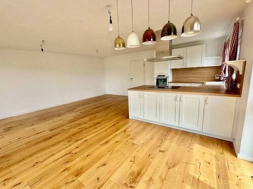 Großzügiges Wohn- und Esszimmer mit Küche und Balkon OG - 