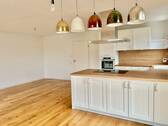 Großzügiges Wohn- und Esszimmer mit Küche und Balkon OG - 