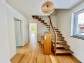 Flur / Aufgangstreppe ins DG - 